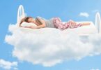 slaende vrouw in de wolken lichtgewicht